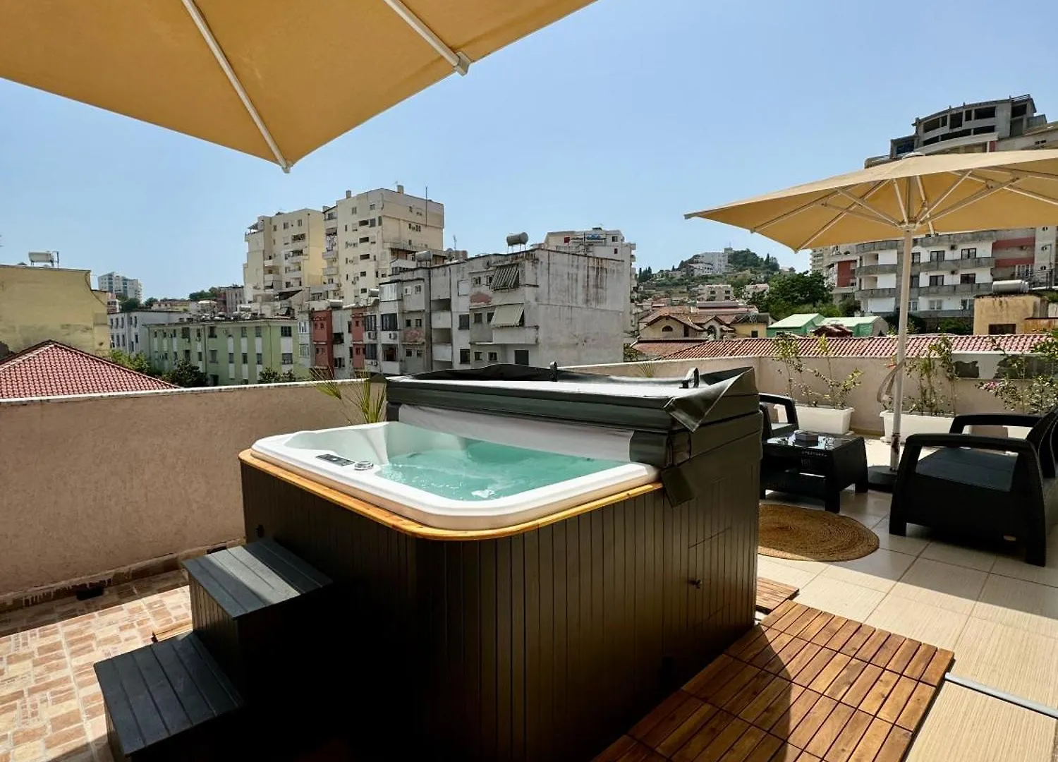 City Center Gem With Jacuzzi & Terrace Durrës