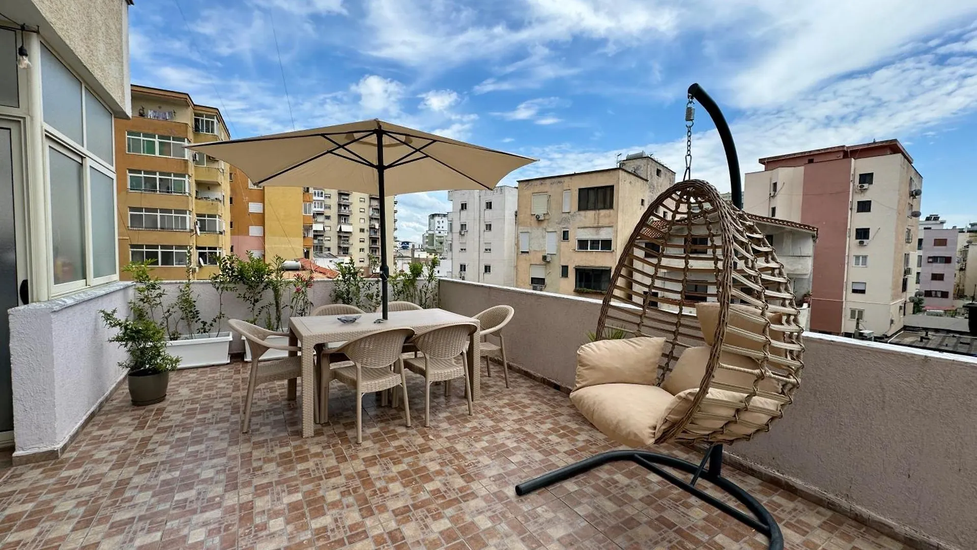 City Center Gem With Jacuzzi & Terrace Durrës