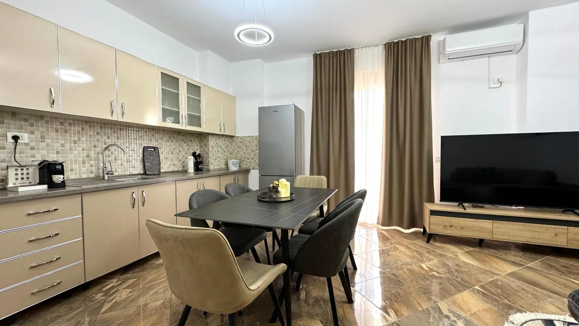 City Center Gem With Jacuzzi & Terrace Durrës Appartement